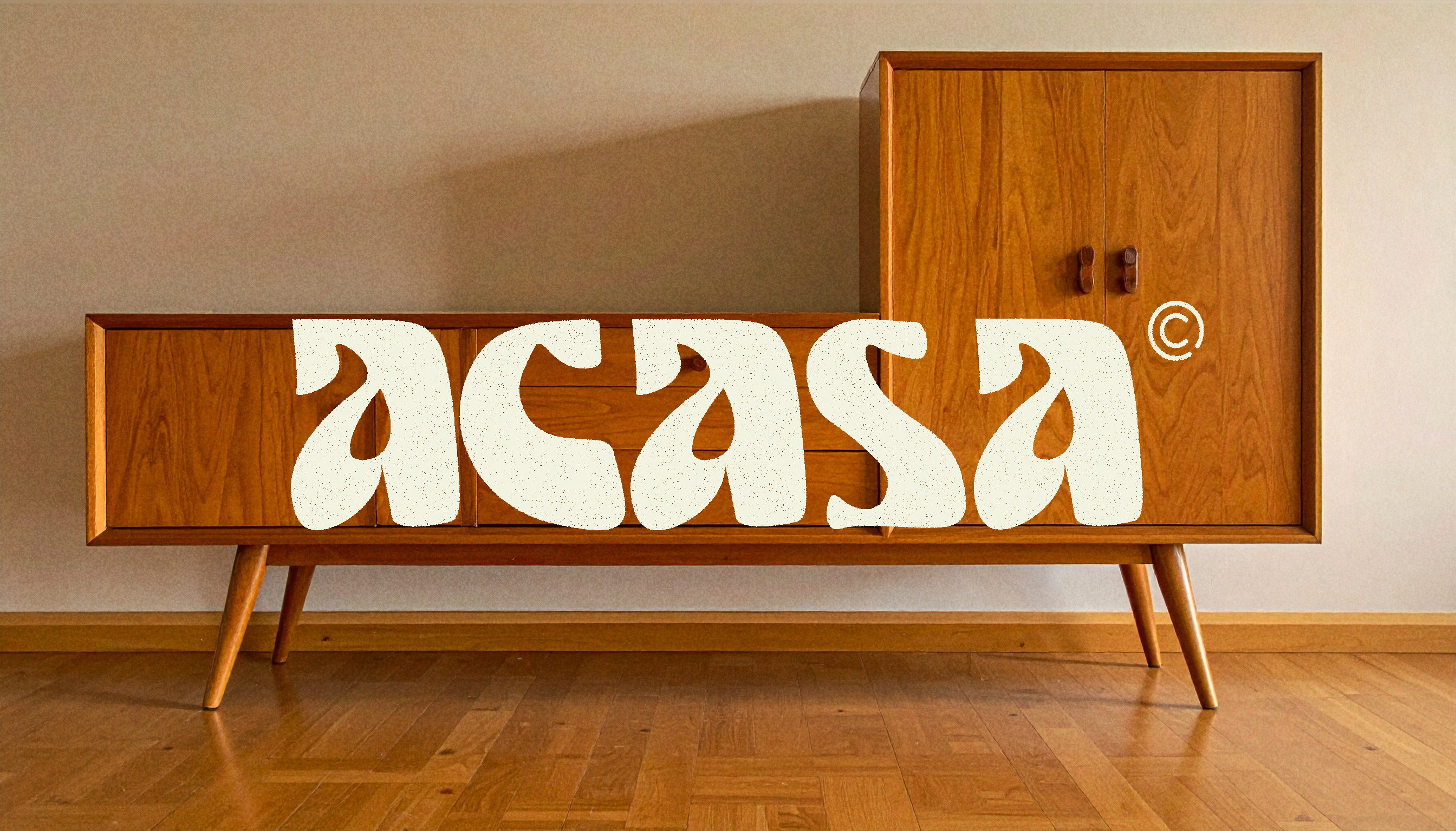 Univers Acasa — wordmark posé sur une enfilade en teck