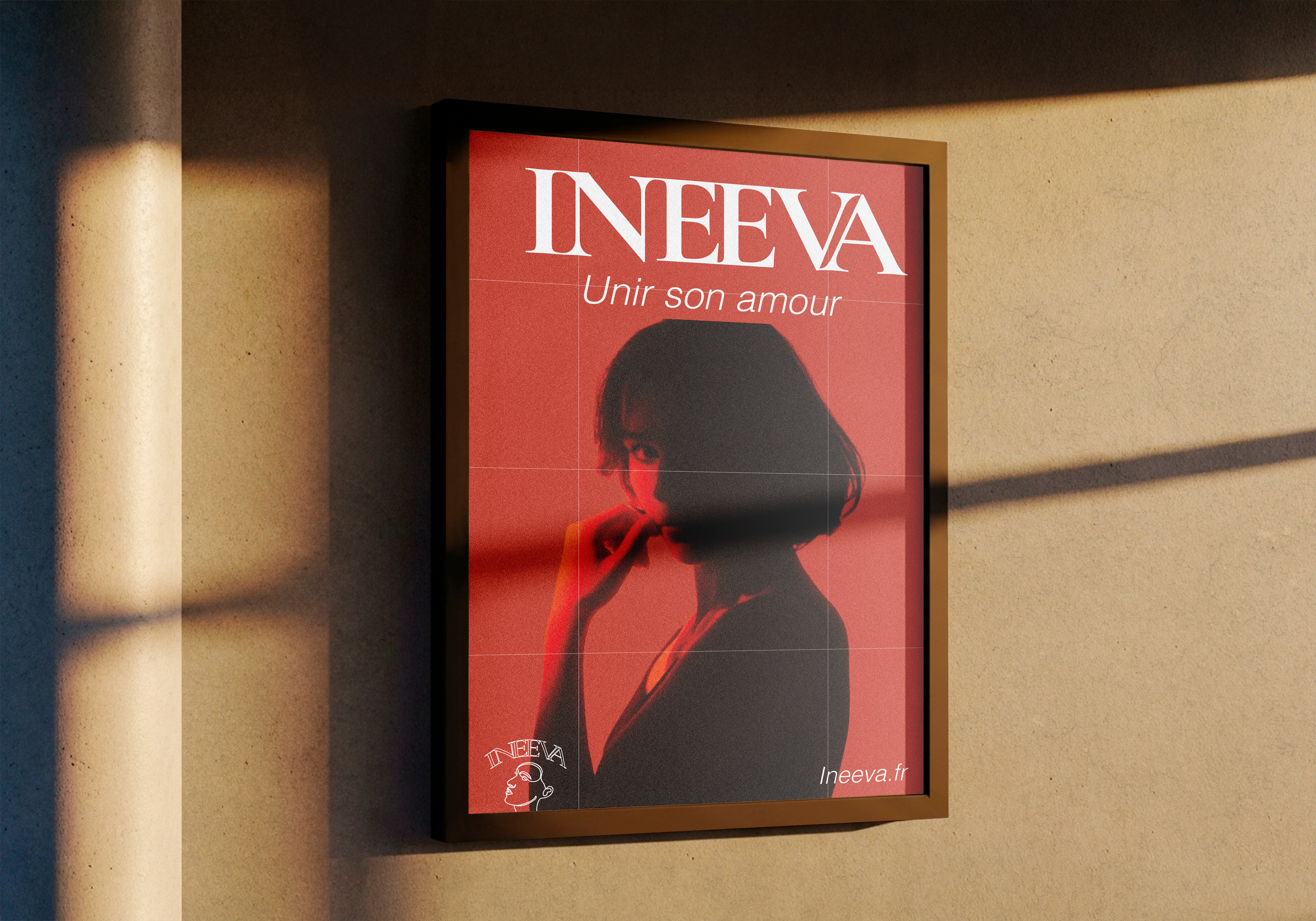 Affiche Ineeva encadrée — « Unir son amour », portrait sur fond rouge pompéi