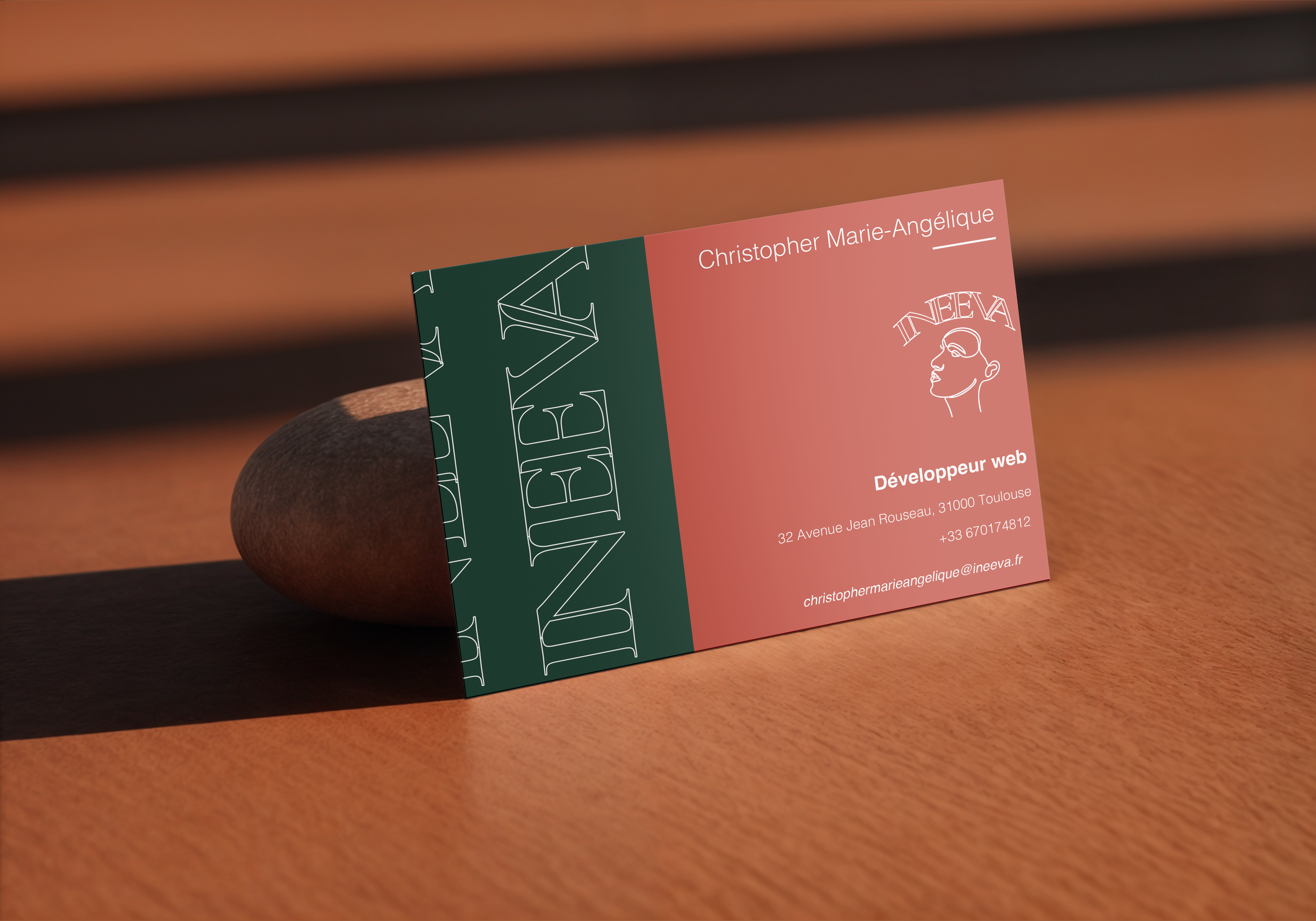 Carte de visite Ineeva — recto vert sapin avec wordmark INEEVA répété, verso corail avec coordonnées