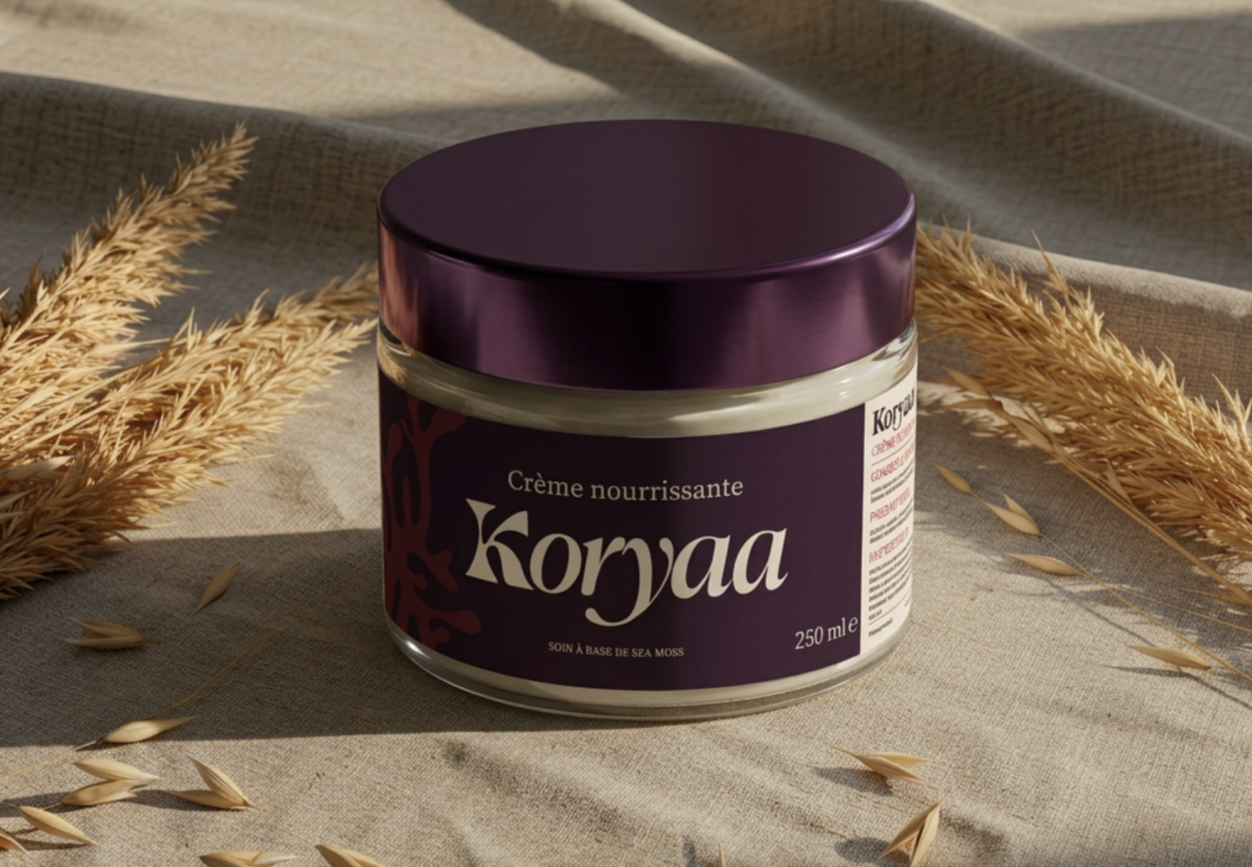 Packaging Koryaa — pot de crème nourrissante prune et or au Sea Moss, mise en situation naturelle